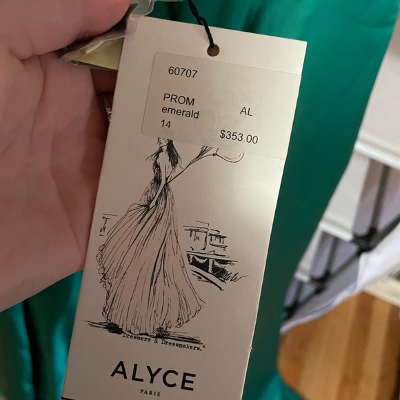 PROM DRESS - Picture 2 of 6